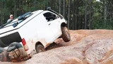 کمپر تویوتا هایس ۴×۴ حتی لندکروزر را در آفرود به چالش می‌کشد